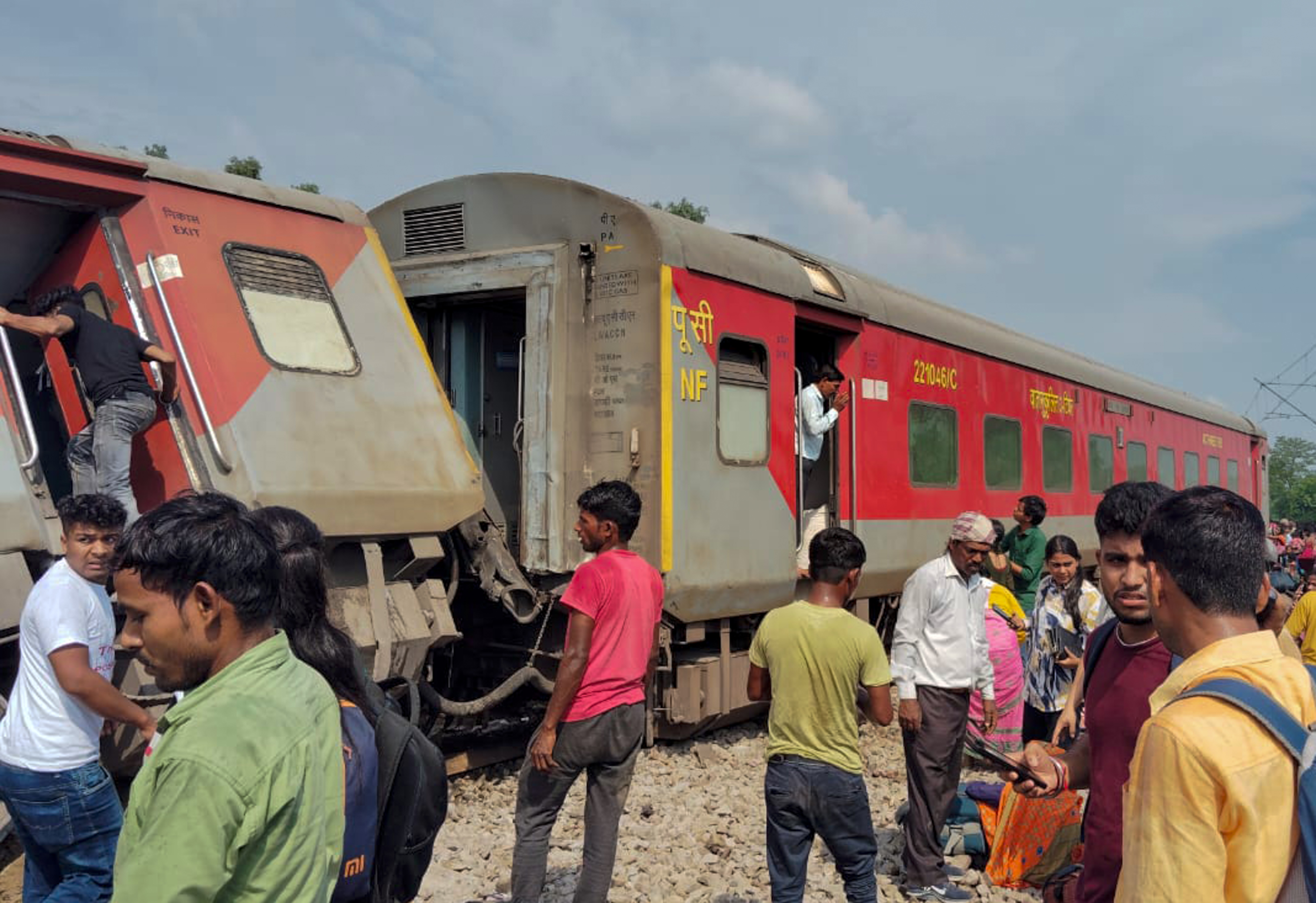 https://salarnews.in/public/uploads/images/newsimages/maannewsimage18072024_160624_train derail.jpg